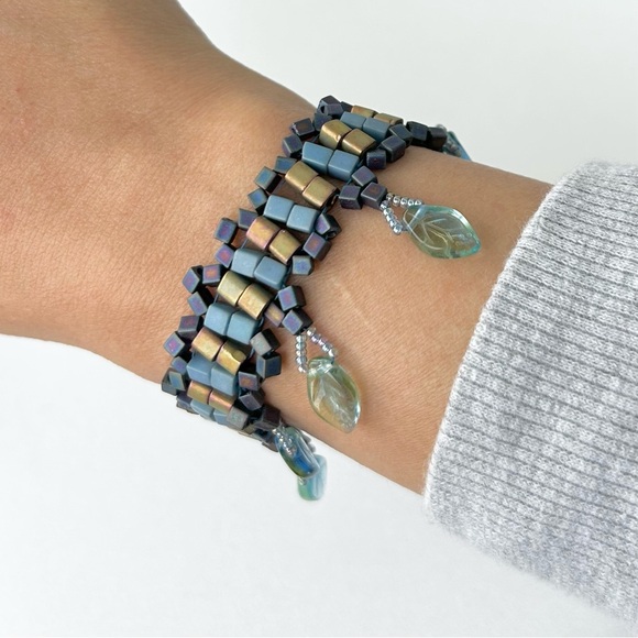 Toggle Glass Bead Bracelet Gold Tone Uranium Glass Leaves Dangle 7” - Picture 4 of 8